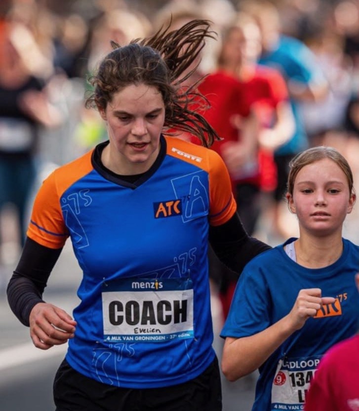 Evelien en Lily lopen de 4 Mijl van Haren.